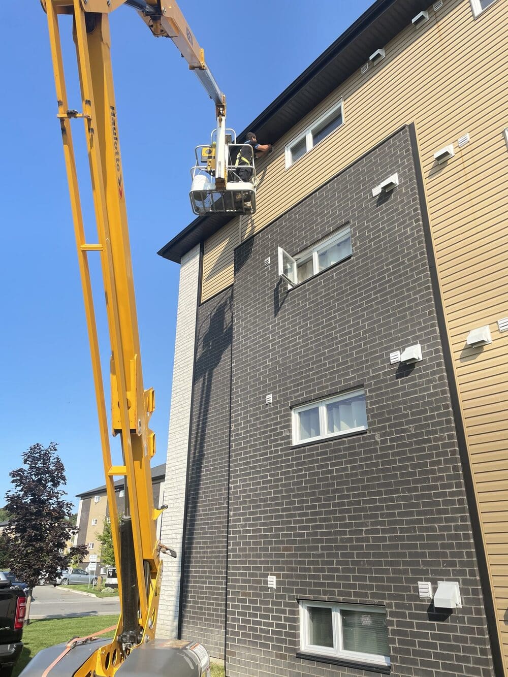 Nettoyage de sortie de sécheuse à l'aide d'une grue.
